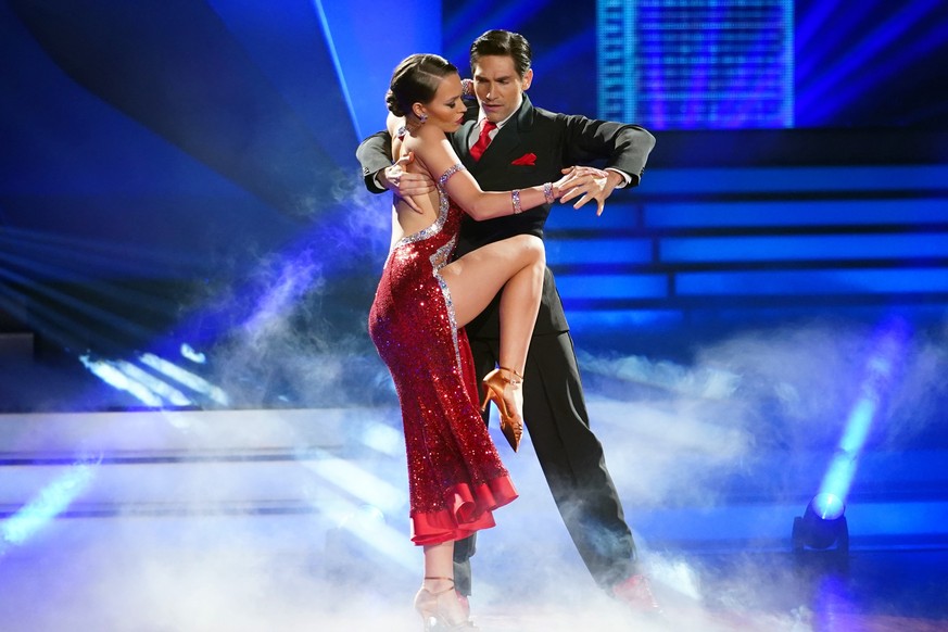 Laura Müller und Christian Polanc tanzen Tango. 

Die Verwendung des sendungsbezogenen Materials ist nur mit dem Hinweis und Verlinkung auf TVNOW gestattet.