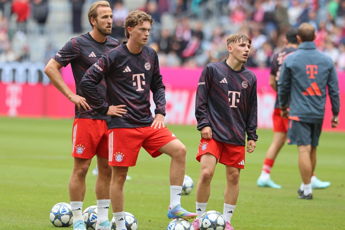 v.l. 9 Harry Kane, 24 Paul Wanner, 46 Lennart Karl FCB Portr�t, Portrait, Aufwaermen, Aufwaermtrikot, am Ball, Gruppe Fussball / Testspiel / FC Bayern M�nchen - Olympique Lyon / 02.08.2025 / Allianz A ...