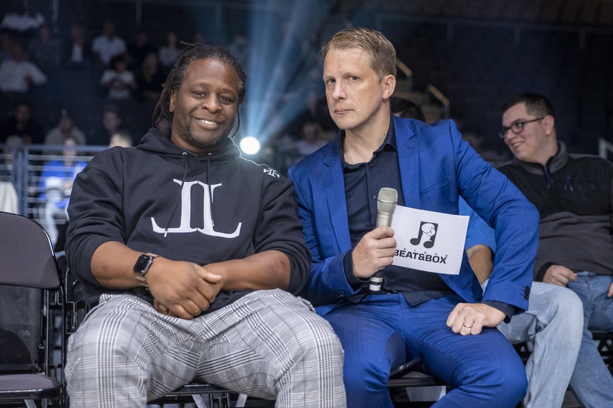 16.09.2022, Nordrhein-Westfalen, Oberhausen: Die Moderatoren Mola Adebisi (l) und Oliver Pocher sitzen beim Event &quot;Beat &amp; Box&quot; mit Musik und Boxkämpfen in der ersten Reihe. Bei der Abend ...