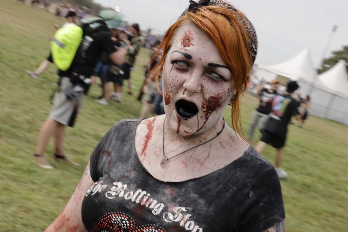 04.08.2022, Schleswig-Holstein, Wacken: Eine als Zombie verkleidete Frau geht nach der Er�ffnung des Infields �ber das Festivalgel�nde des Wacken Open Air (WOA). Es gilt als das gr��te Heavy-Metal-Fes ...