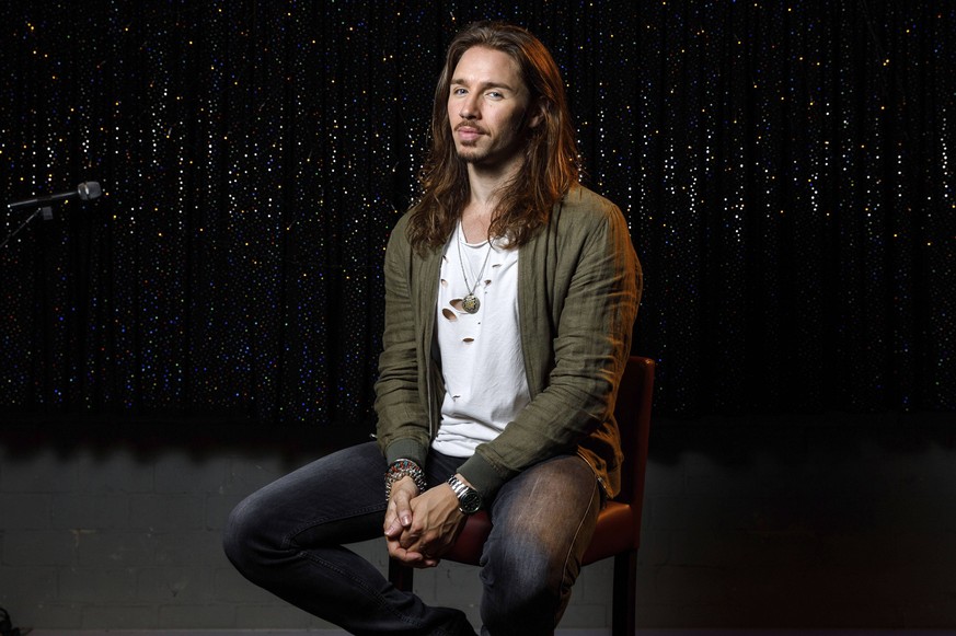 Gil Ofarim bei einem Photoshooting am Set der RTL-Soap Alles was z