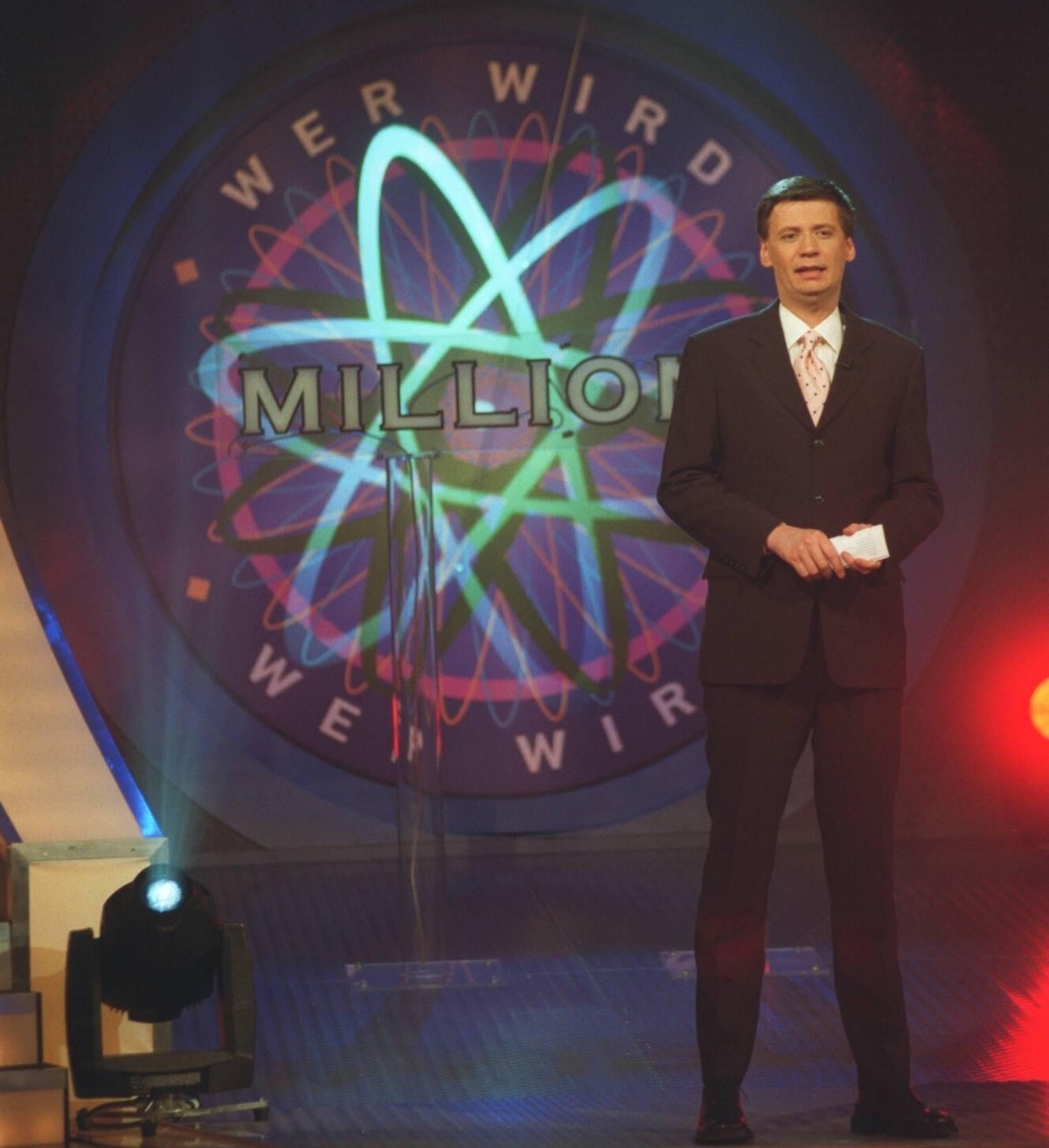 Günther Jauch in Wer wird Millionär? (RTL) 02/01 pp Mann TV-Moderator Moderation TV Fernsehen Journalismus dunkelhaarig kurzhaarig seriös Jackett Hemd Krawatte stehend Saal dunkel Studio Kulisse Dekor ...
