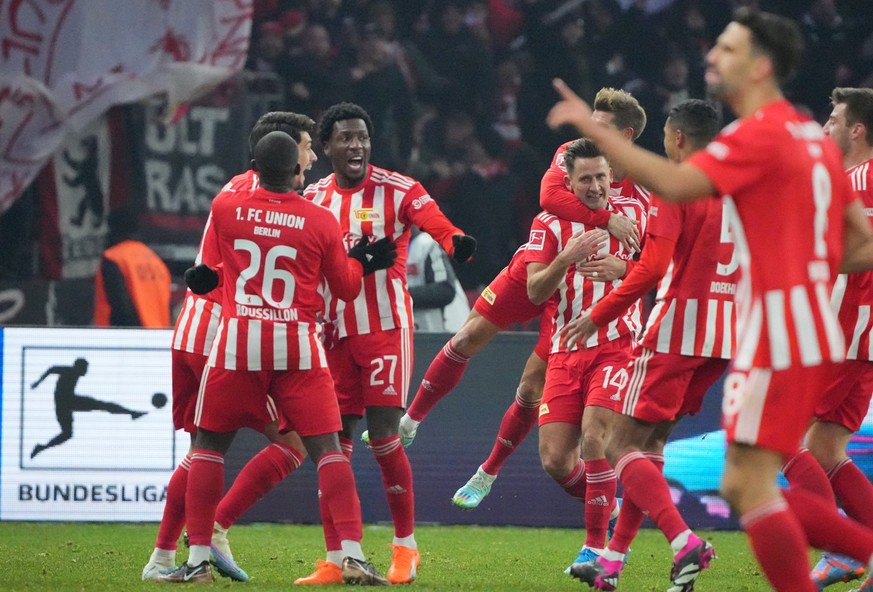 28.01.2023, Berlin: Fußball: Bundesliga, Hertha BSC - 1. FC Union Berlin, 18. Spieltag, Olympiastadion, Unions Spieler bejubeln das 2:0. Foto: Soeren Stache/dpa - WICHTIGER HINWEIS: Gemäß den Vorgaben ...