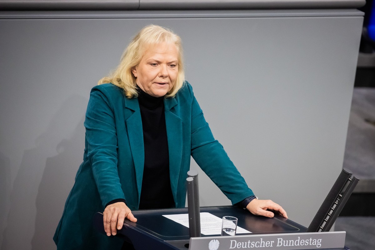 08.11.2024, Berlin: Ulrike Schielke-Ziesing (AfD), Mitglied des Deutschen Bundestages, spricht im Plenum des Deutschen Bundestages. Auf der Tagesordnung stehen unter anderem eine Debatte zu 35 Jahren  ...