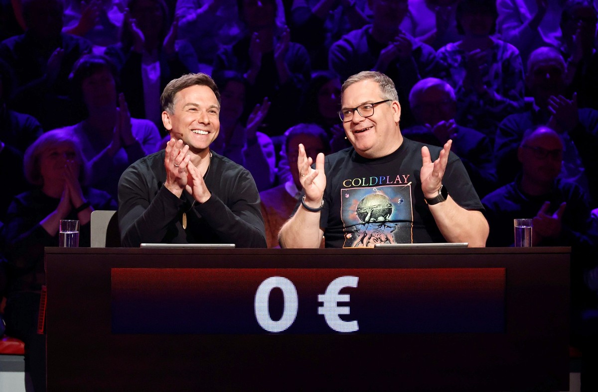 ARD WER WEISS DENN SOWAS? FOLGE 1159, "Mariama Jamanka und Tino Böttcher", am Mittwoch (24.04.24) um 18:00 Uhr im ERSTEN.
Rateteam-Kapitän Elton (r.) mit Fernsehmoderator Tino Böttcher (l.). ...
