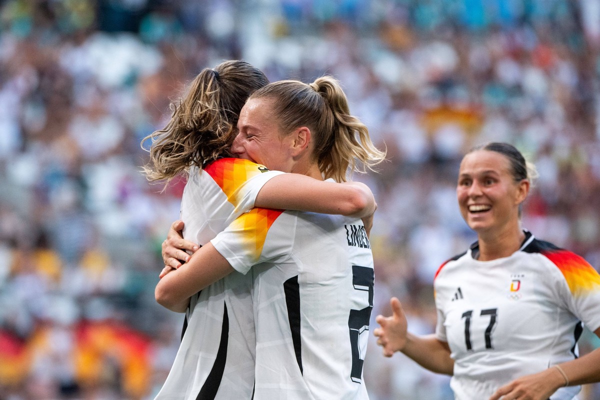 Jule Brand Deutschland, 16, Sarai Linder Deutschland, 02 jubeln ueber das Tor zum 3:0, FRA, Olympische Spiele Paris 2024, Fussball Frauen, Deutschland GER vs Australien AUS, 1. Spieltag, Gruppe B, 25. ...