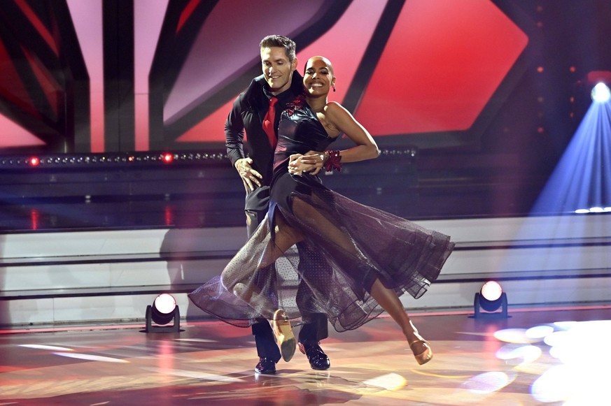 Sharon Batiste con Christian Polanc en el estreno en vivo de la 16ª temporada de RTL Let's Dance en MMC Coloneum.  Colonia, 24 de febrero de 2023 *** Sharon Batiste junto a Christian Polanc en la primera transmisión en vivo...