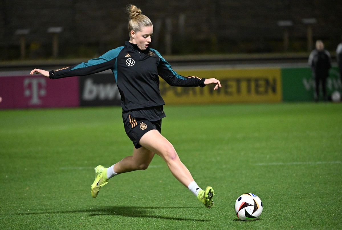 25.11.2024, Baden-Württemberg, Stuttgart: Fußball: Frauen, Training des DFB-Teams, vor dem Länderspiel in Zürich gegen die Schweiz. Alara Sehitler in Aktion. Foto: Marijan Murat/dpa +++ dpa-Bildfunk + ...