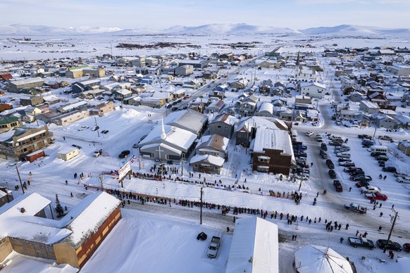 ARCHIV - 14.03.2023, USA, Nome: Die Stadt Nome, Alaska, aufgenommen während des Iditarod Trail Sled Dog Race. Im US-Bundesstaat Alaska wird ein Flugzeug mit zehn Menschen an Bord vermisst. Die Maschin ...