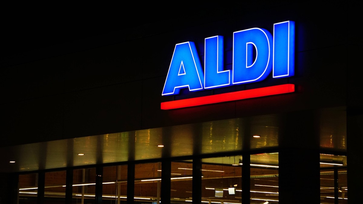 ALDI - Leuchtreklame in der Nacht *** ALDI illuminated advertising in the Night 1131601439