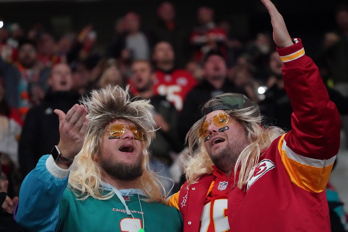 Fans der Miami Dolphins und Kansas City Chiefs singen Arm in Arm Country Roads zusammen - Frankfurt 05.11.2023: Kansas City Chiefs vs. Miami Dolphins, NFL, American Football Herren, USA International ...