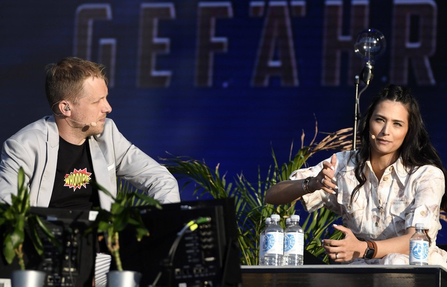 Oliver Pocher und Ehefrau Amira Pocher mit dem Programm Gefährlich ehrlich live bei der Autokultur-Konzert-Reihe auf dem Schützenplatz. Hannover, 12.07.2020 *** Oliver Pocher and his wife Amira Pocher ...