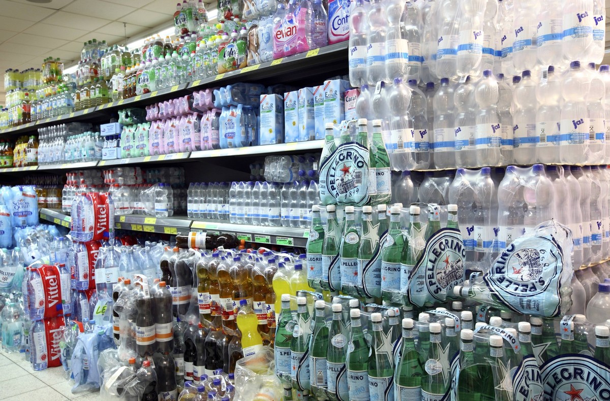 Bildnummer: 58238181 Datum: 17.04.2012 Copyright: imago/Jochen Tack
Getraenkeabteilung, nicht alkoholische Getränke, Mineralwasser. Grosser Supermarkt, Selbstbedienung. Deutschland, Europa. Wirtschaft ...