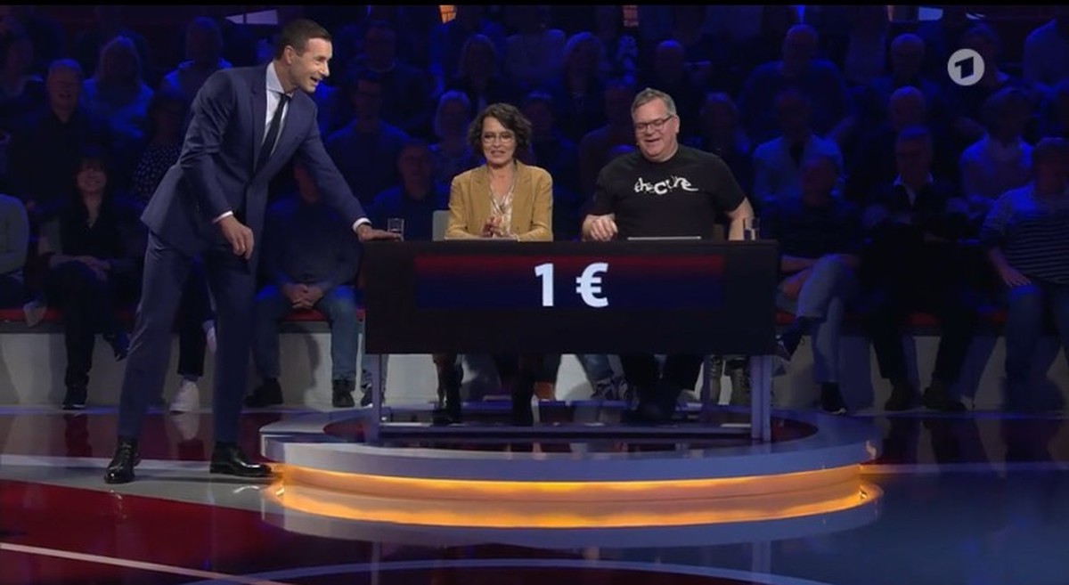 Kai Pflaume gibt den beiden einen Euro, damit sie im Finale weiterspielen können.