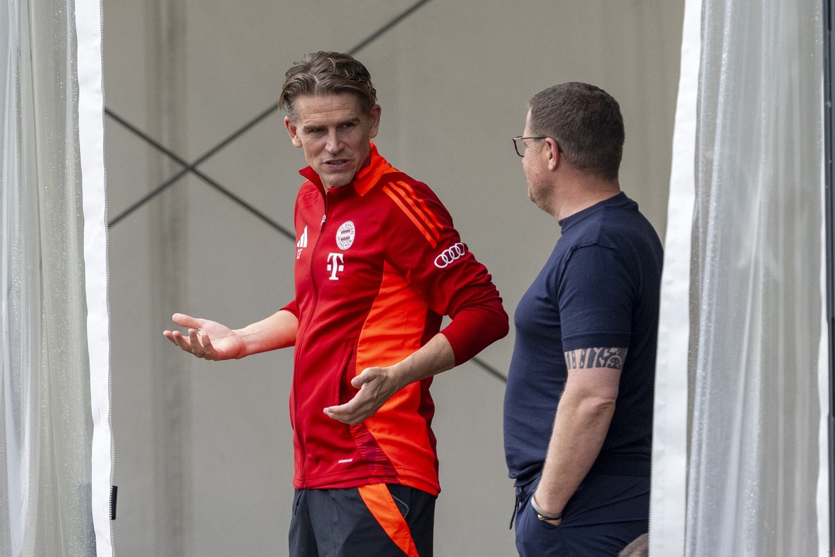 ARCHIV - 22.07.2024, Bayern, Rottach-Egern: Fußball: Bundesliga, Trainingslager FC Bayern. Münchens Sportdirektor Christoph Freund (l) spricht mit Max Eberl. (zu dpa: «Nach Ito-Verletzung: Bayern-Boss ...