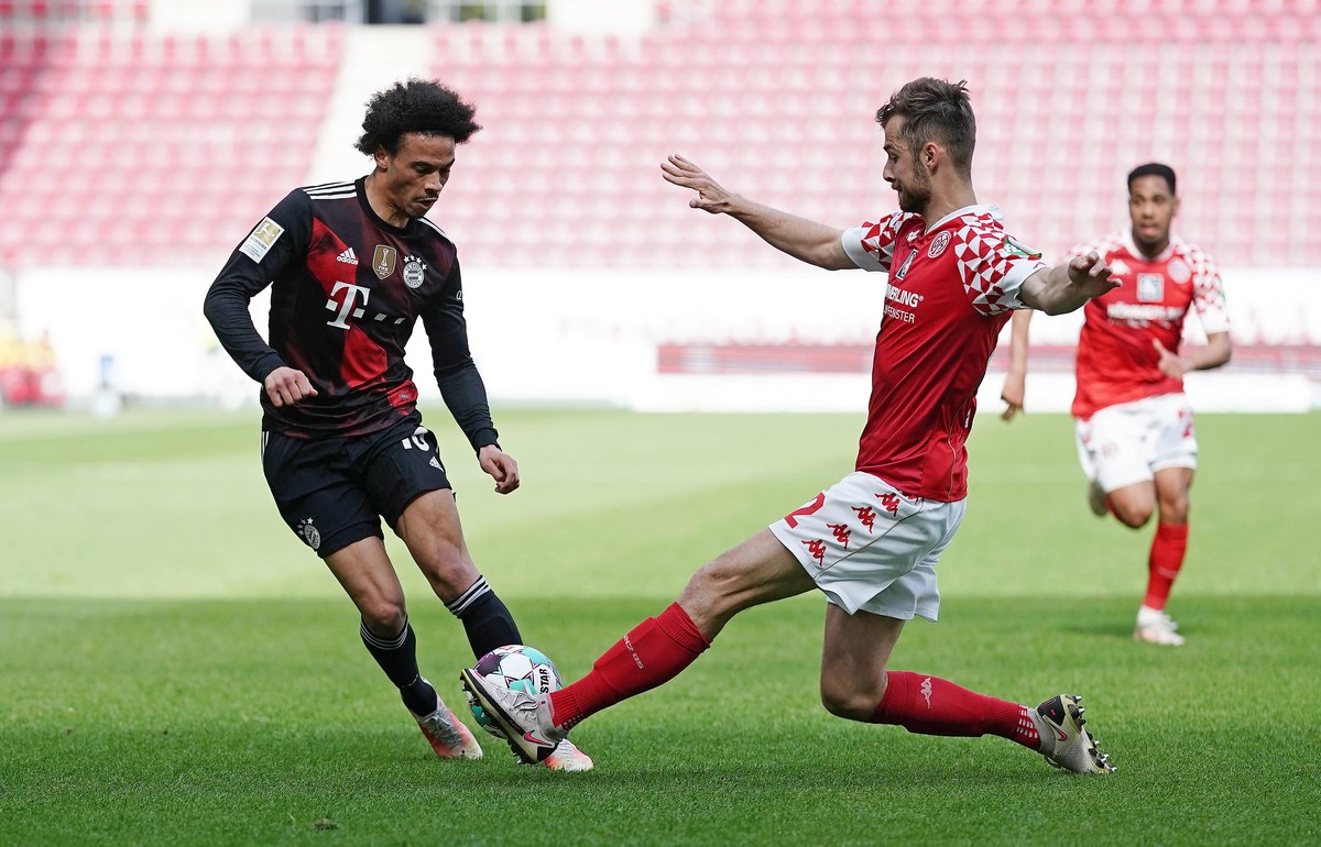 Fussball v.l. Leroy Sane Bayern, Alexander Hack Mainz, 24.04.2021, Fussball, Bundesliga, 1. FSV Mainz 05 - FC Bayern Muenchen Mainz *** Football v l Leroy Sane Bayern , Alexander Hack Mainz, 24 04 202 ...