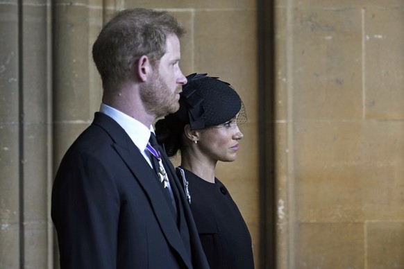 14.09.2022, Gro�britannien, London: Prinz Harry, Herzog von Sussex, und Meghan, Herzogin von Sussex, erweisen K�nigin Elizabeth II. in der Westminster Hall die letzte Ehre. Die K�nigin wird vier Tage  ...