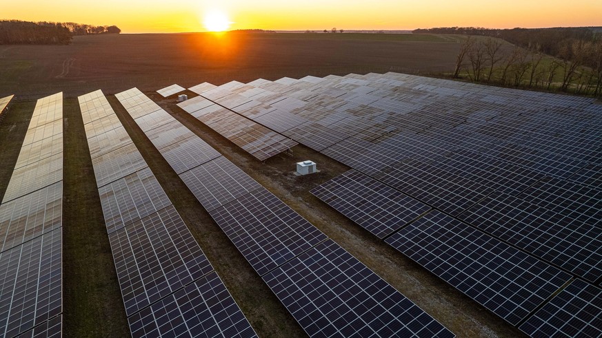 Ein Solarpark in der untergehenden Sonne am 13. März 2022 in Brandenburg.