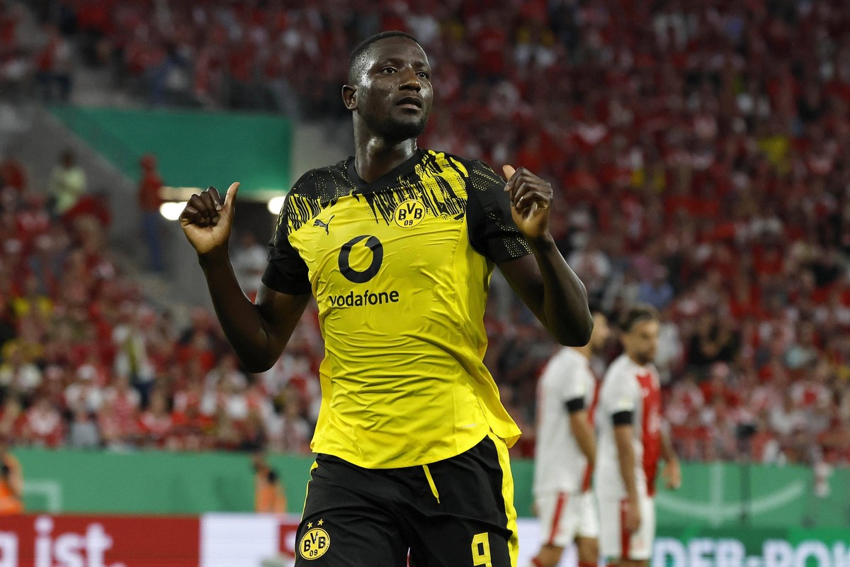 Essen, Deutschland, DFB-Pokal 1.Hauptrunde Rot-Weiss Essen : Borussia Dortmund 0:1 18. 08. 2025 im Stadion an der Hafenstrasse in Essen Der Sch�tze des einzigen Tores und Siegtreffer f�r den BVB Serho ...