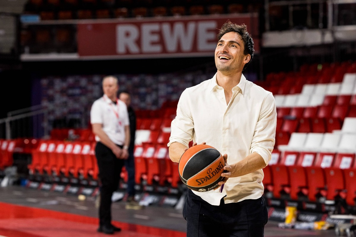 Turkish Airlines EuroLeague: FC Bayern M�nchen - Valencia Basket 28.12.2023 Mats Hummels Borussia Dortmund, 15 wirft nach dem Spiel ein paar K�rbe im Shootout mit Marko Pesic Gesch�ftsf�hrer FC Bayern ...