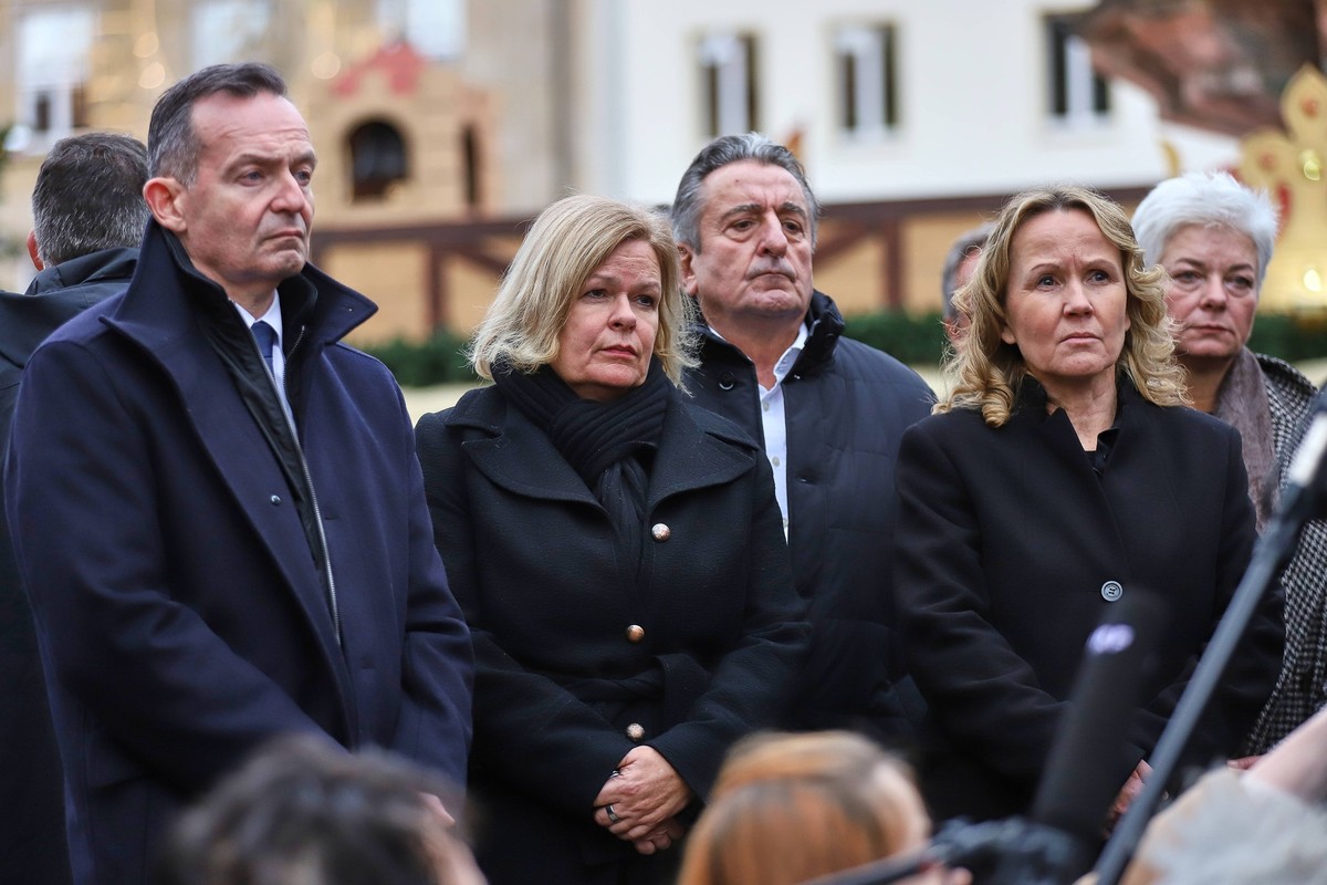 Magdeburg, Sachsen-Anhalt, Deutschland, 21.12.2024: Alter Markt: Anschlag auf Magdeburger Weihnachtsmarkt: Spitzenpolitiker besuchen den Tatort, L-R: Bundesminister f