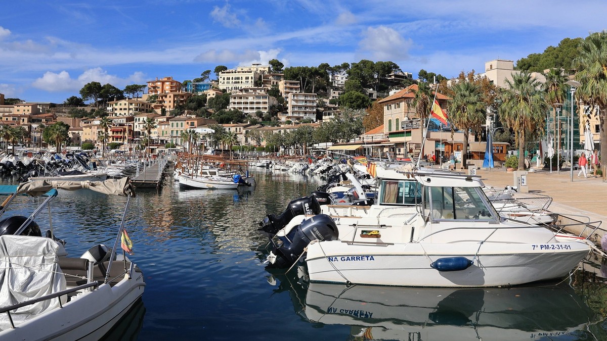 Soller Themenfoto: Urlaub, Spanien, Mallorca, 13.11.2023 Kleine Boote liegen im Hanfenvon Port de Soller. Mallorca Spanien Themenfoto: Urlaub, Spanien, Mallorca, 13.11.2023 *** Soller theme photo vaca ...