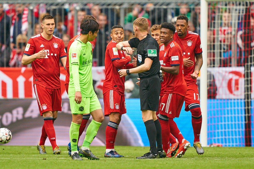 Referee Christian DINGERT penalty decision due to hand play by Jerome BOATENG (FCB 17) David ALABA, FCB 27 Niklas SUELE, FCB 4 Thiago ALCANTARA, FCB 6 FC BAYERN MUNICH - HANNOVER 96 3-1 - DFL REGULATI ...