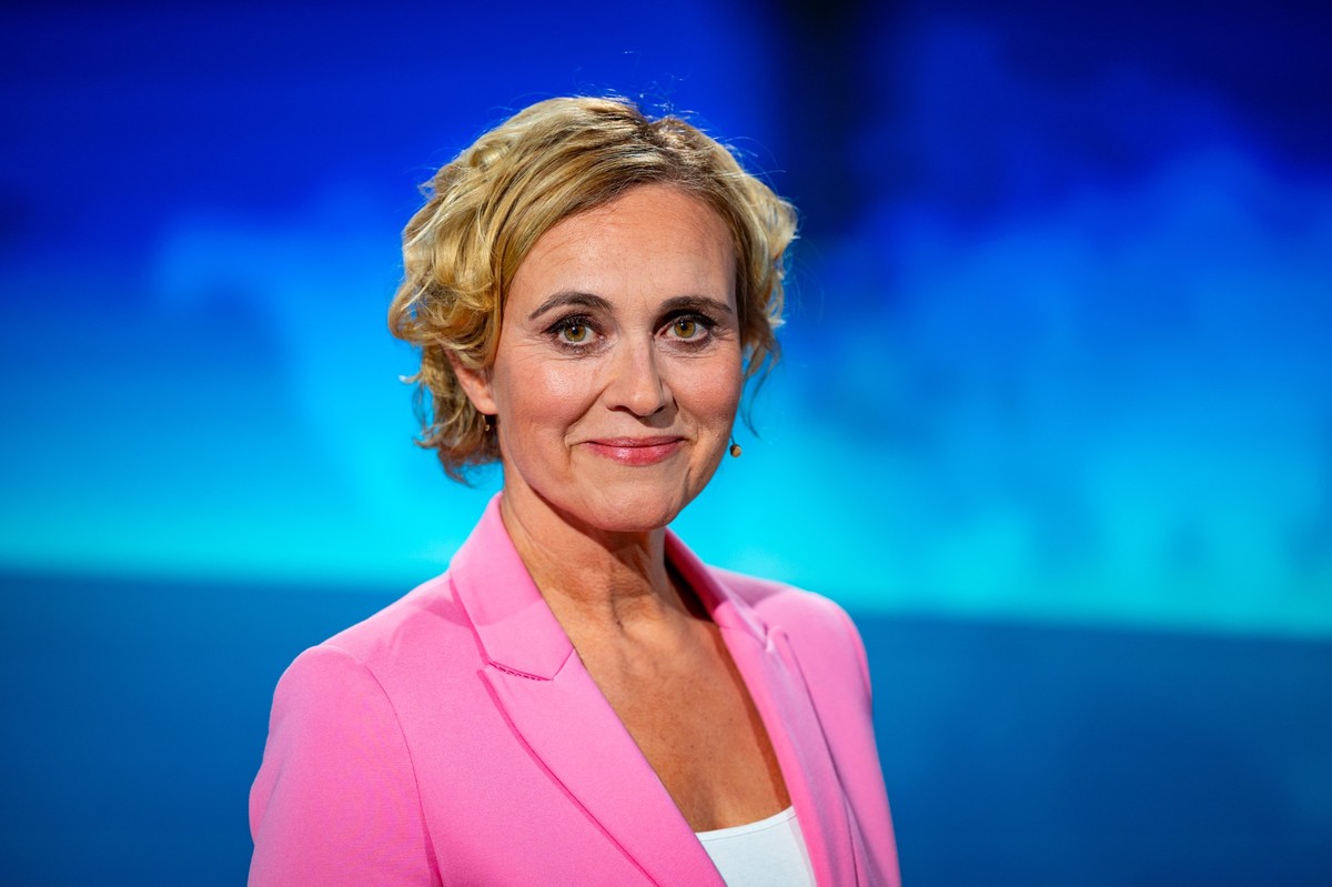 ARCHIV - 05.10.2023, Hamburg: Moderatorin Caren Miosga steht vor ihrer letzten Sendung im Studio. (zu dpa: &quot;Caren Miosga: Spazierg�nge gegen schlechte Nachrichten&quot;) Foto: Jonas Walzberg/dpa  ...