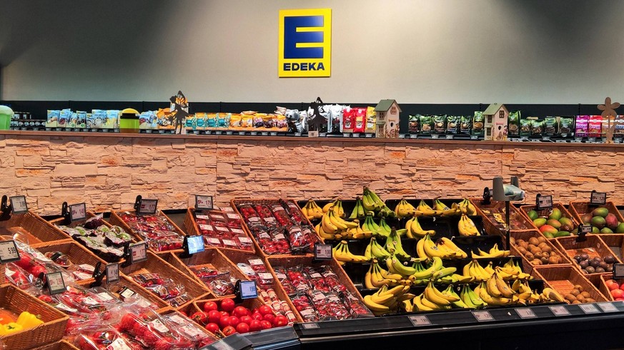 Edeka Supermarkt, Abteilung für frisches Obst und Gemüse. Die Edeka-Gruppe, ehemals Abkürzung für Einkaufsgenossenschaft der Kolonialwarenhändler im Halleschen Torbezirk zu Berlin, ist ein genossensch ...