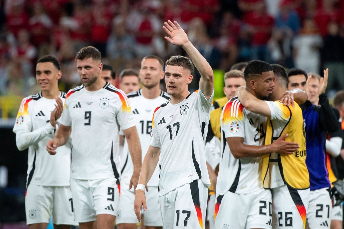 Florian Wirtz Deutschland, 17, Niclas Fuellkrug Deutschland, 09, Benjamin Henrichs Deutschland, 20, Deniz Undav Deutschland, 26 und Team jubeln ueber den Sieg und winken Fans und Familie, GER, Germany ...