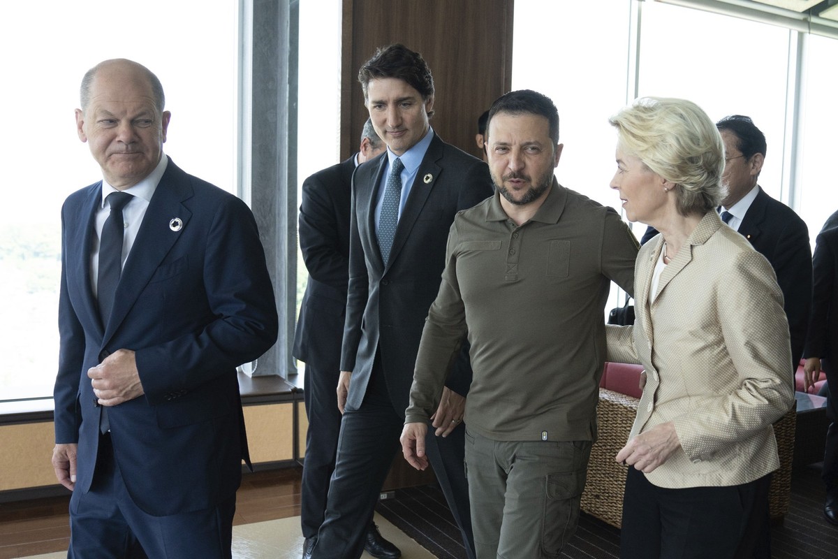 21.05.2023, Japan, Hiroshima: Bundeskanzler Olaf Scholz (SPD, l-r), Justin Trudeau, Premierminister von Kanada, Wolodymyr Selenskyj, Präsident der Ukraine, und Ursula von der Leyen, Präsidentin der Eu ...