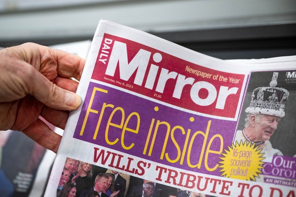 PRODUKTION - 08.05.2023, Gro�britannien, London: Die britische Zeitung �Daily Mirror� wird an einem Kiosk verkauft. Am 10.05.2023 soll der Prozess von Prinz Harry gegen den Verlag Mirror Group Newspap ...