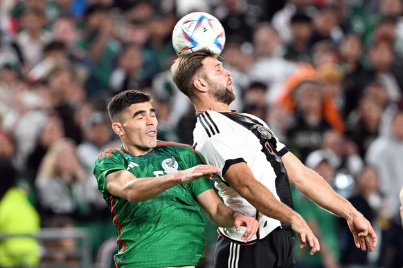 18.10.2023, USA, Philadelphia: Fußball: Länderspiele, Mexiko - Deutschland, Lincoln Financial Field. Deutschlands Niclas Füllkrug (l) im Kopfballduell mit Mexikos Cesar Montes. Foto: Federico Gambarin ...