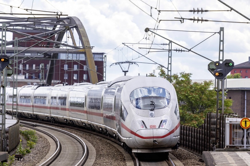 Bahnbrücke Mannheim mit ICE 3. // 18.06.2020, Mannheim, Baden-Württemberg, Deutschland. *** Mannheim railway bridge with ICE 3 18 06 2020, Mannheim, Baden Württemberg, Germany