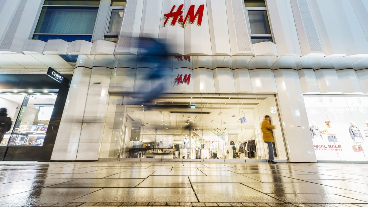 30.01.2025, Hessen, Frankfurt/Main: Passanten gehen in den Morgenstunden an einer noch geschlossenen Filiale der Modekette Hennes &amp; Mauritz auf der Einkaufsmeile Zeil entlang. Die Modekette Hennes ...