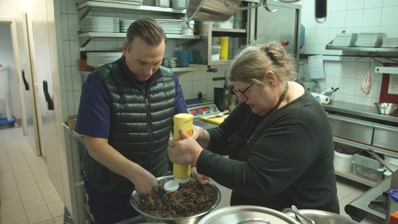 Tim und Marion arbeiten Hand in Hand in der Küche.

Die Verwendung des sendungsbezogenen Materials ist nur mit dem Hinweis und Verlinkung auf RTL+ gestattet.