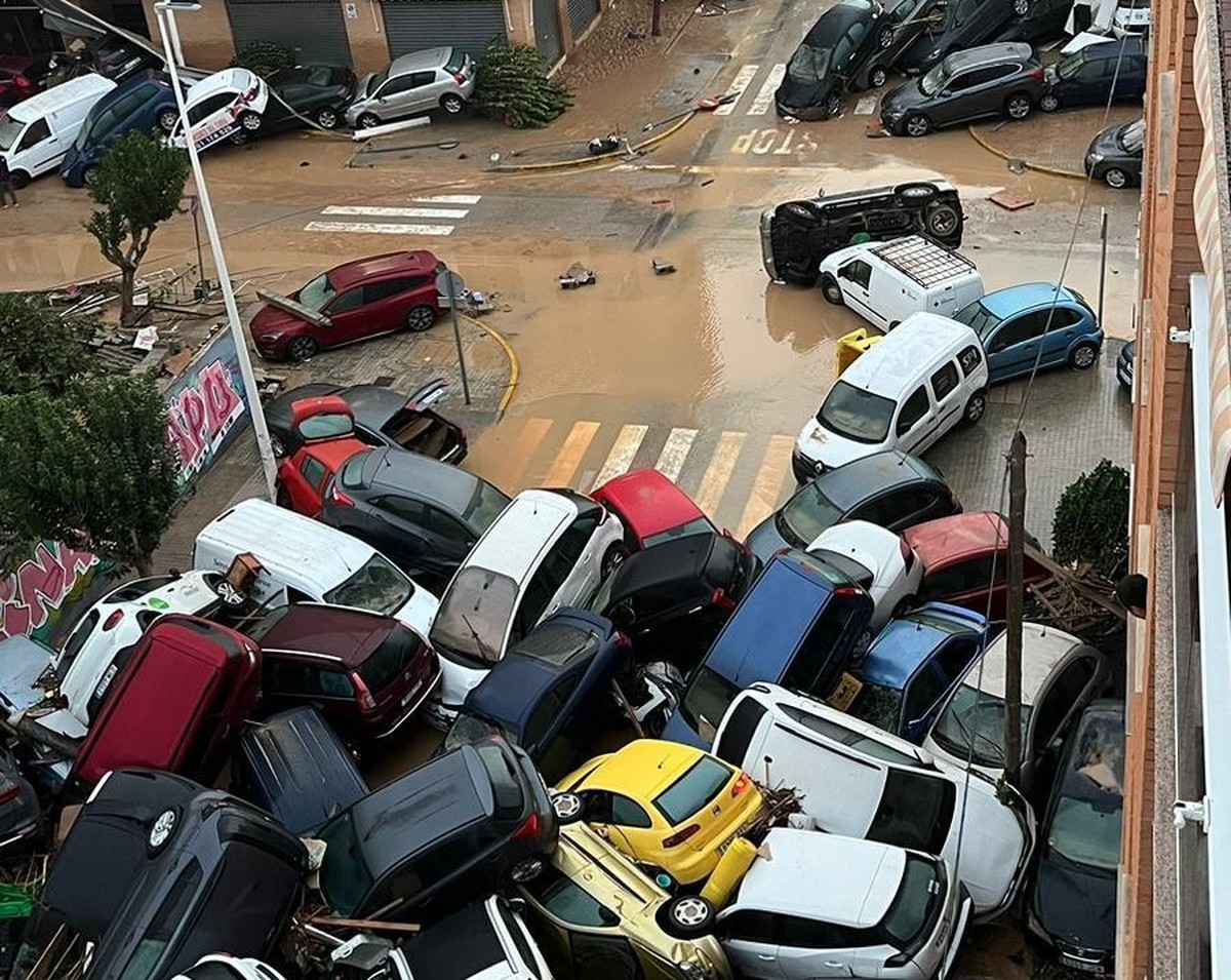 Autos wurden durch die Wassermassen bewegt.