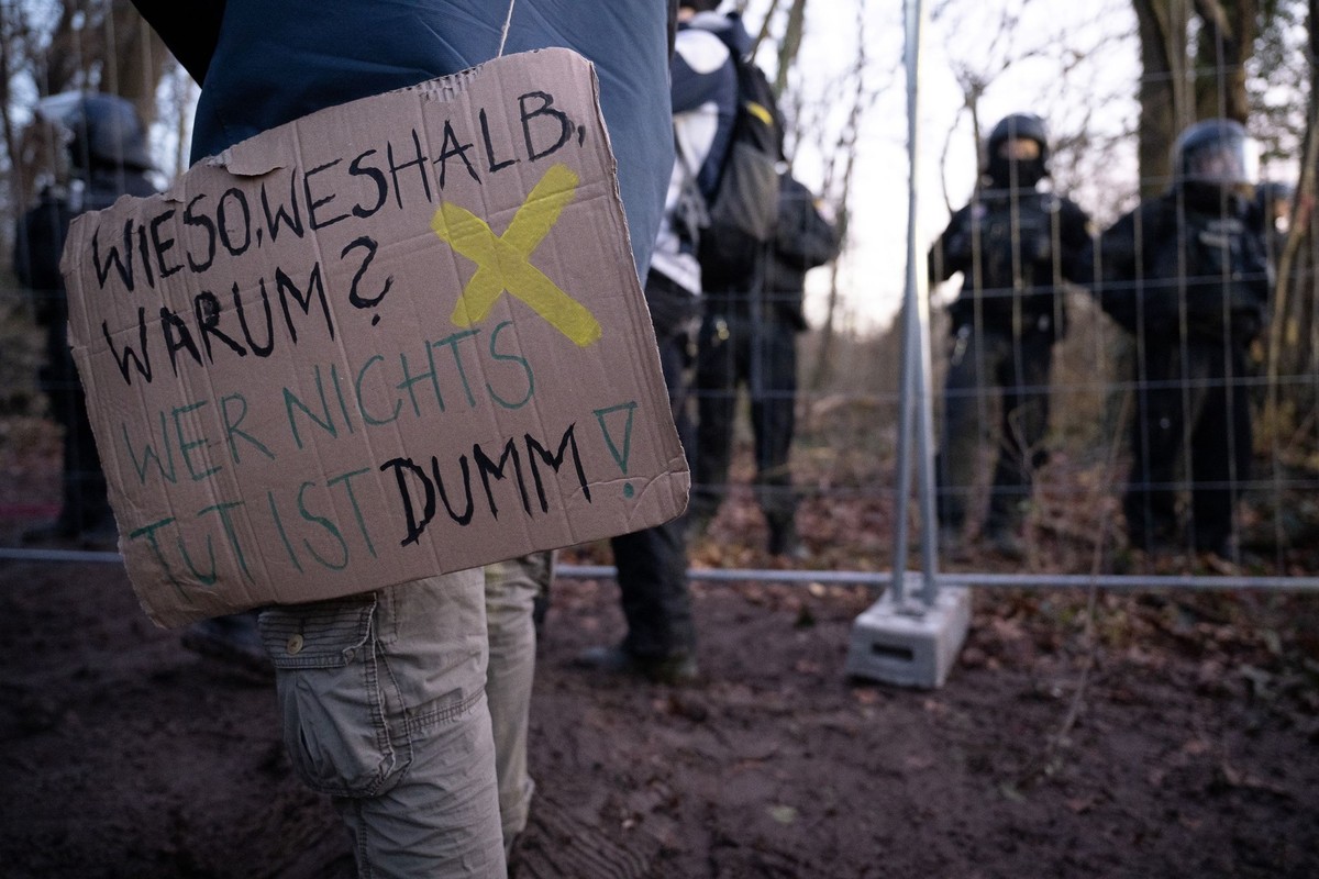 Am Mittwoch versammelten sich Protestierende um gegen die Räumung des Fechenheimer Waldes zu demonstrieren.