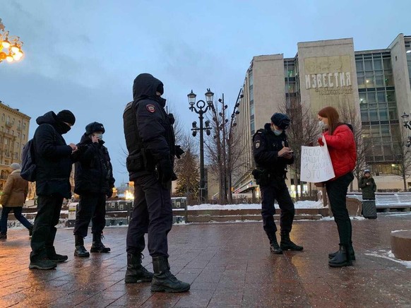 Immer häufiger wird Polina Oleinikova von der Polizei festgehalten, muss sich rechtfertigen. 