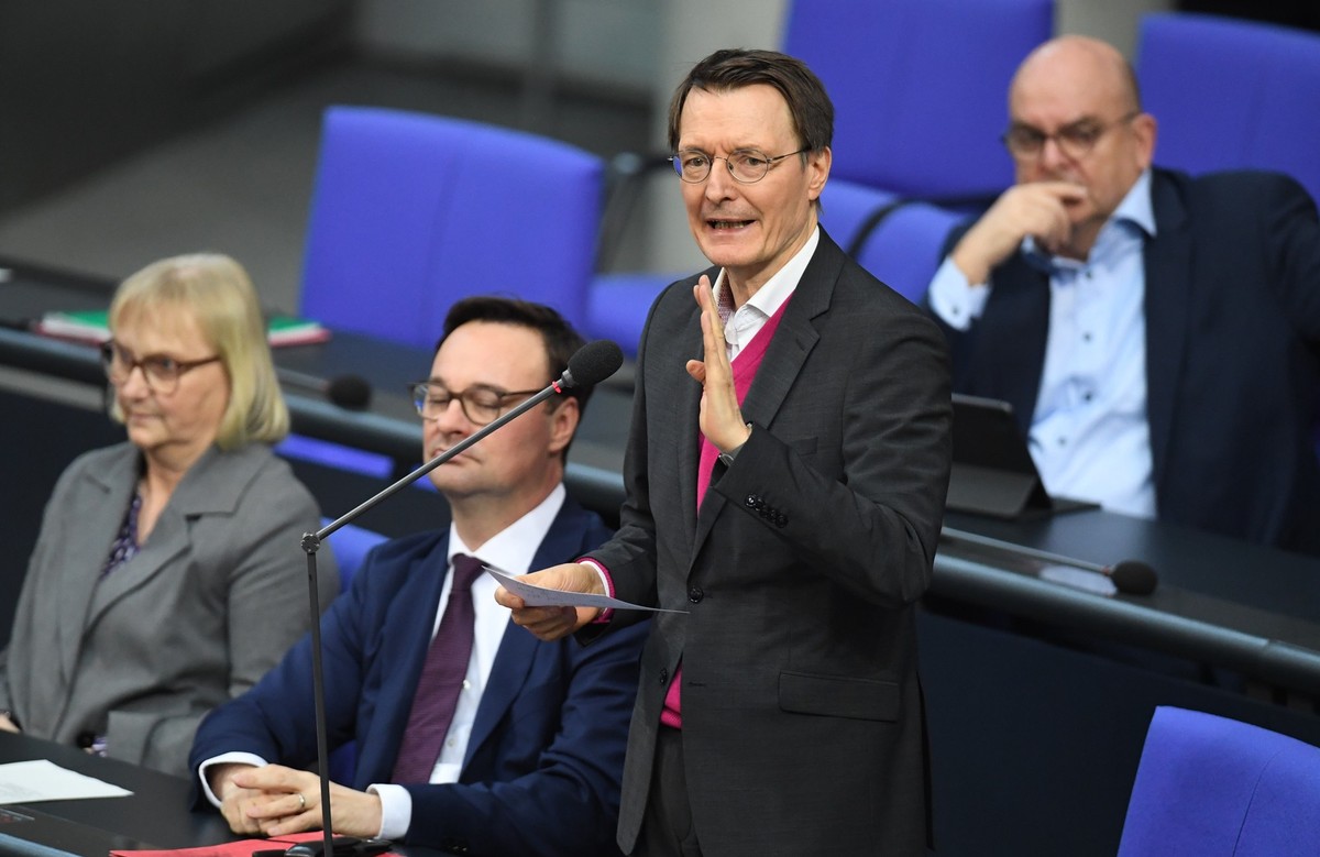 23.02.2024, Berlin: Karl Lauterbach (SPD), Bundesminister f�r Gesundheit, spricht bei der Debatte zum Gesetz zur kontrollierten Freigabe von Cannabis im Bundestag. Foto: Serhat Kocak/dpa +++ dpa-Bildf ...