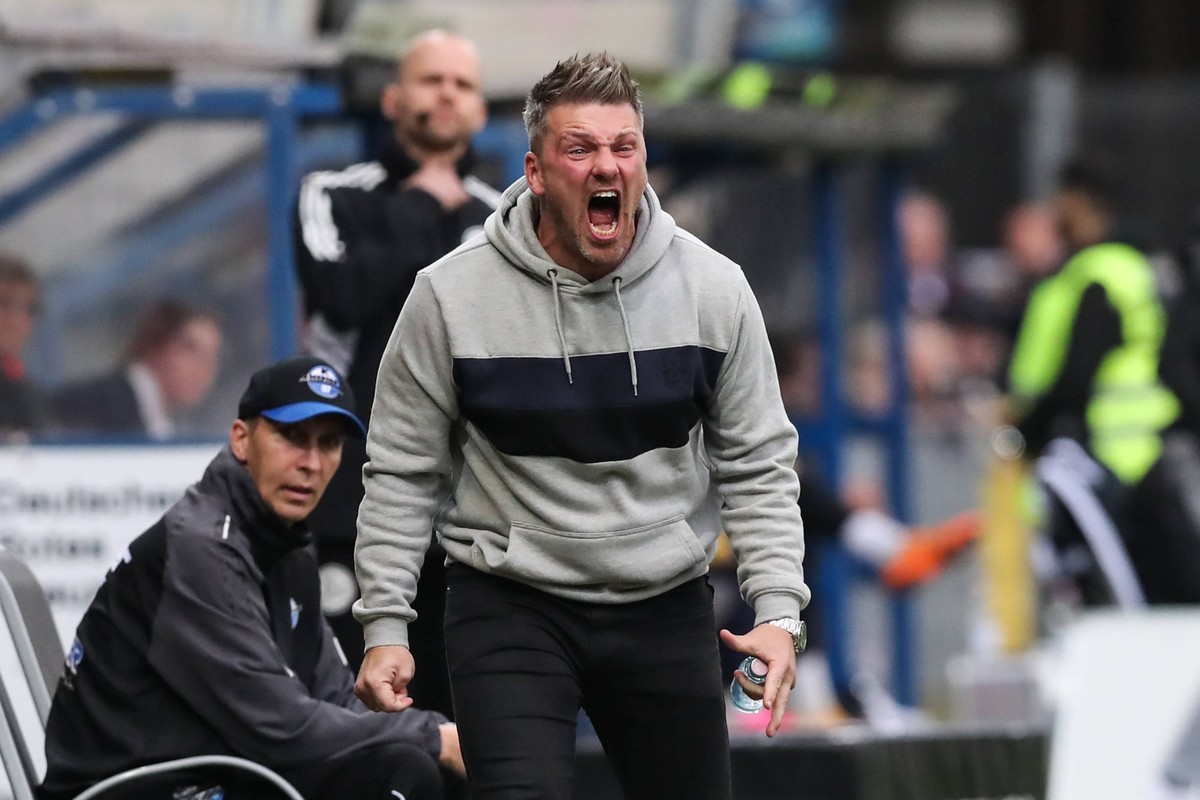 Sport Bilder des Tages Trainer Lukas Kwasniok SC Paderborn - 2. Fußball Bundesliga Saison 2022-2023 SC Paderborn vs. Eintracht Braunschweig in der Home Deluxe Arena in Paderborn - Fußball,Mann,Männer, ...