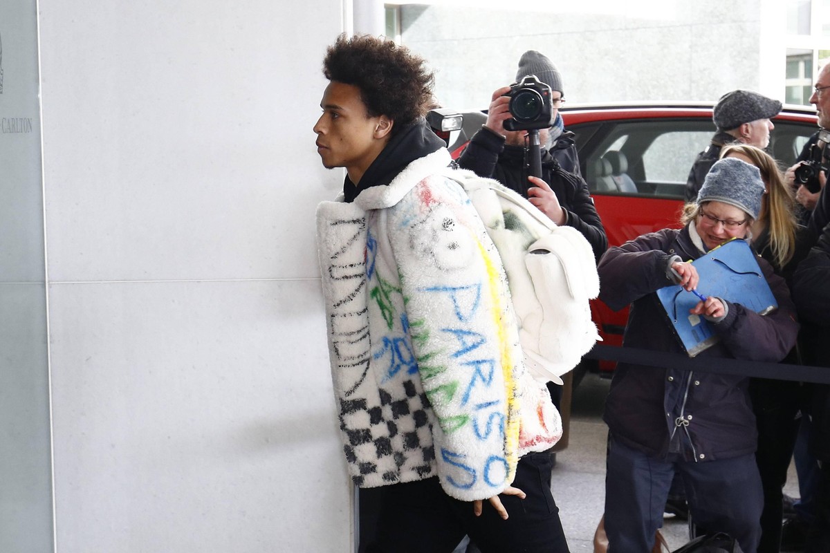 18.03.2019, Hotel Ritz Carlton, Wolfsburg, Ankunft der Nationalspieler am Hotel vor dem Laenderspiel gegen Serbien, im Bild Leroy Sane in Eisbaerendisign Jacke Deutsche Nationalmannschaft *** 18 03 20 ...