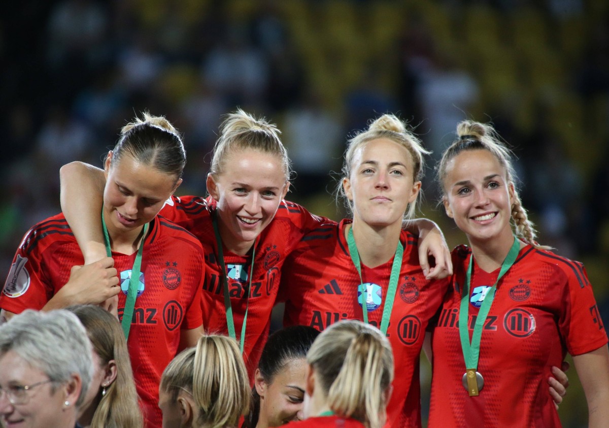 25.08.2024, xgrfx, Fussball Supercup Frauen 2024, FC Bayern München - VfL Wolfsburg emspor, v.l. Klara Bühl, Lea Schüller, Carolin simon, Giulia Gwinn FC Bayern München DFL/DFB REGULATIONS PROHIBIT AN ...