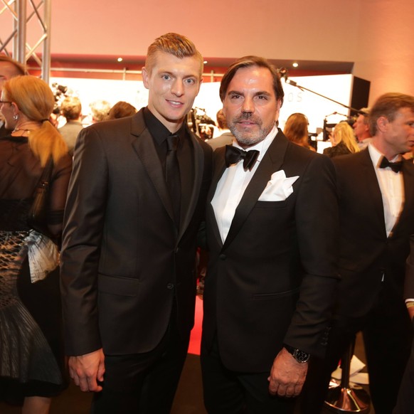 Sport Toni Kroos Stiftung Gala im Paladium Köln Toni Kroos, Berater Volker Struth 09.06.2017
Sports Toni Kroos Foundation Gala in Paladium Cologne Toni Kroos Consultants Volker Struth 09 06 2017