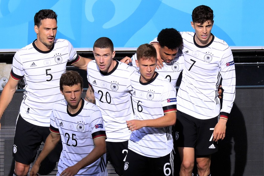 Das DFB-Team beglückwünscht Robin Gosens (Rückennummer 20) zum Torefolg gegen Portugal.