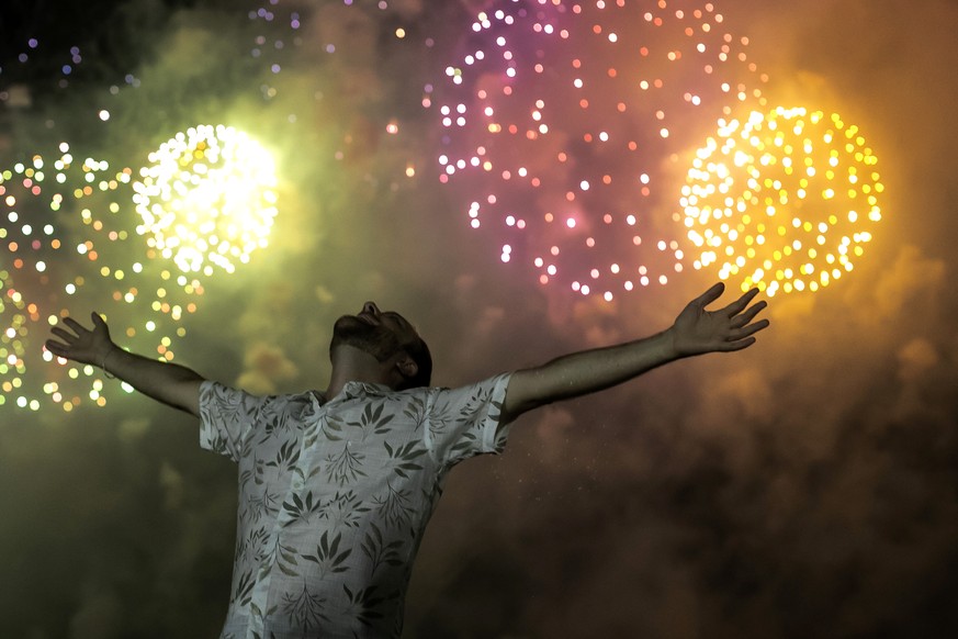 01.01.2022, Brasilien, Rio De Janeiro: Ein Mann feiert den Beginn des neuen Jahres, w