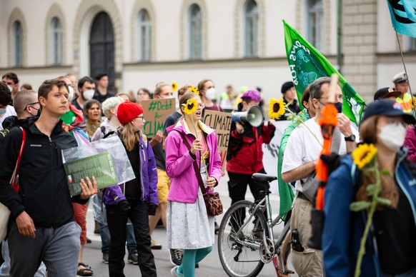 Debt for Climate: Fridays for Future Demo zum G7-Gipfel Mehr als 200 Menschen versammelten sich am 24.6.2022 in M�nchen, um anl�sslich des G7 Gipfels gemeinsam mit Fridays for Future f�r einen Schulde ...