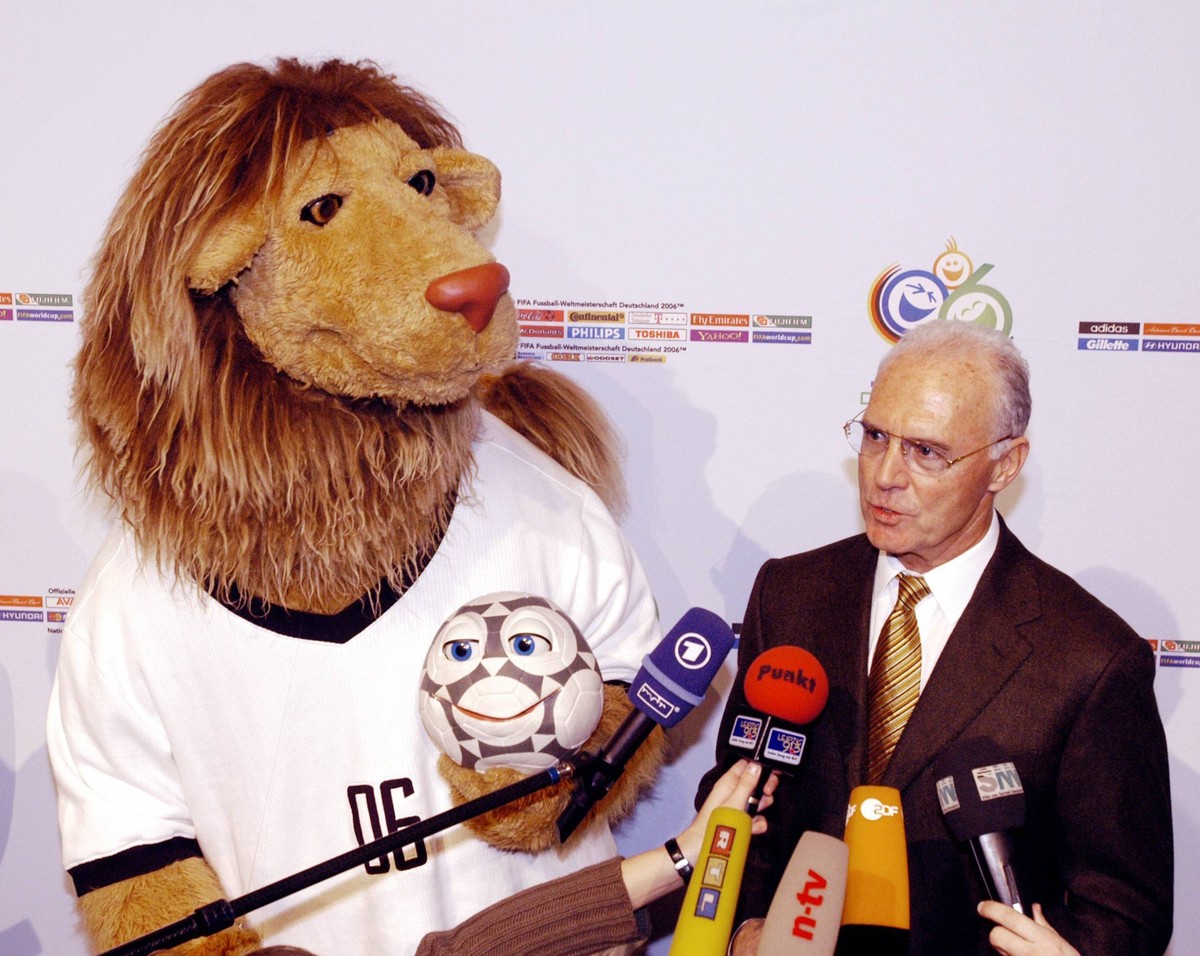 Bildnummer: 02092616 Datum: 13.11.2004 Copyright: imago/Photo2000
OK Pr�sident Franz Beckenbauer (Deutschland) und WM Maskottchen Goleo VI. mit seinem kleinen Freund Pille, dem sprechenden Ball, w�hr ...