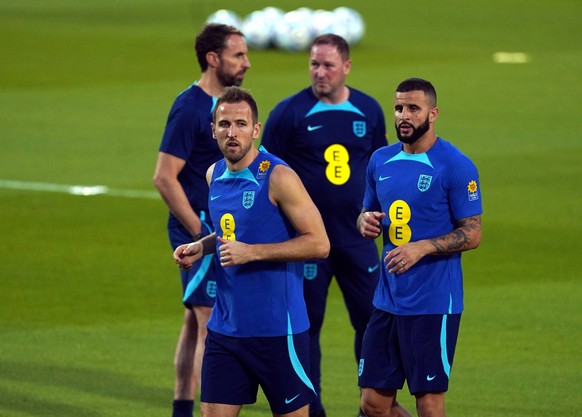 England Training Session and press conference, PK, Pressekonferenz - Al Wakrah Sports Club Stadium - Wednesday November 16th England s Harry Kane and Kyle Walker as manager Gareth Southgate and assist ...
