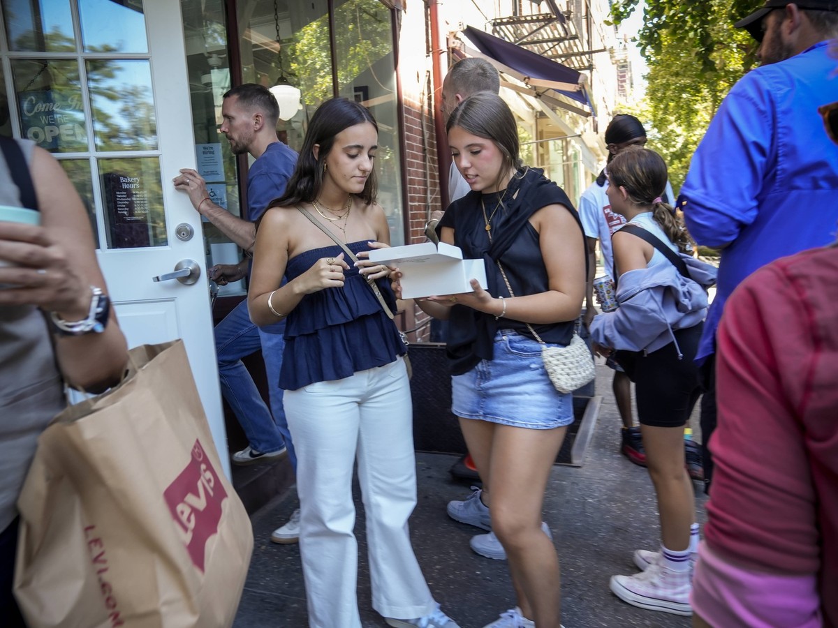 Shopping in New York Shoppers with their cupcakes outside the Magnolia Bakery on trendy Bleecker Street in the Greenwich Village neighborhood in New York on Saturday, August 30, 2025. PUBLICATIONxNOTx ...